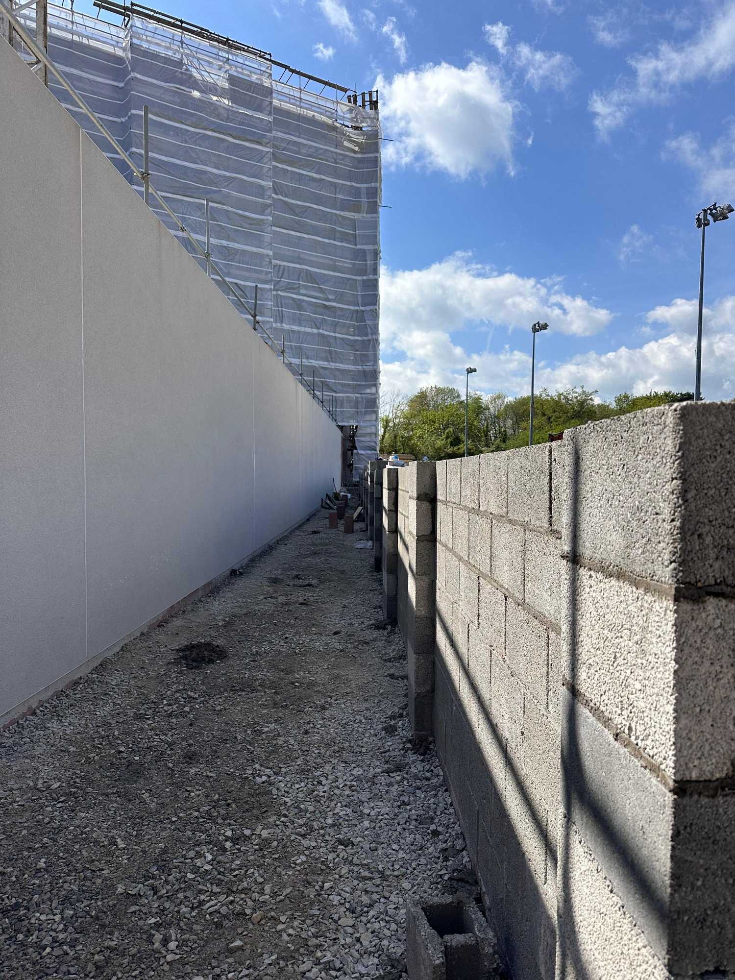 Muro in blocchi, corsi puliti e regolari
